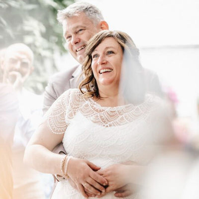 Judiths Gartenhochzeit im luftigen Niah-Top