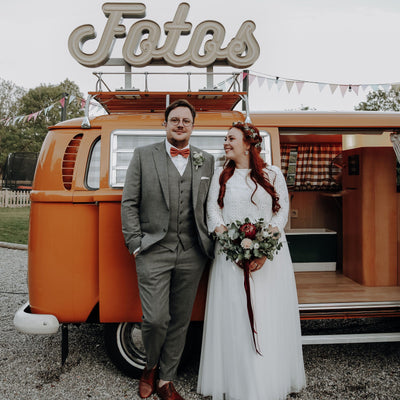 Brautpaar-Shoot mit langem Zweiteiler-Kleid im Boho Chic