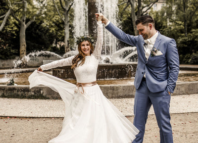 Zweiteiler zur Hochzeit mit Spitzen-Body und Midi-Rock in Ivory