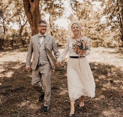 Hochzeitsoutfit mit rosa Brautrock und Botaniktop