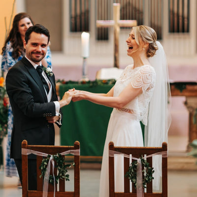 Kirchliche Trauung mit bodenlangem Brautkleid und Schleier von Andrea