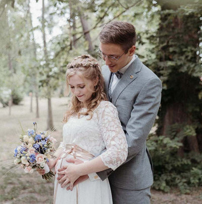 Hochzeit im Grünen mit Babybauch