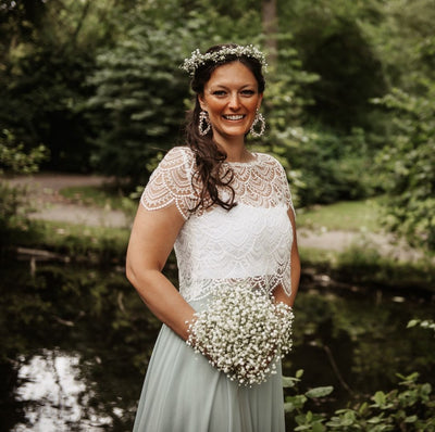 Boho Hochzeitsoutfit mit Spitzentop und blauem Rock