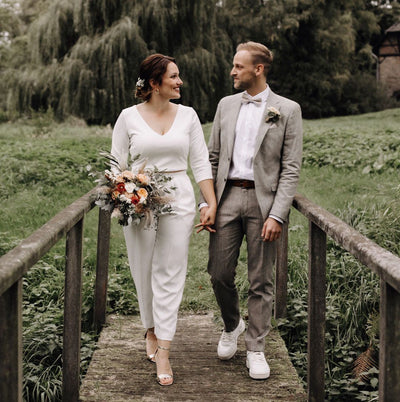 Schlichtes Hochzeitsoutfit mit Hose für Ellens Herbsthochzeit