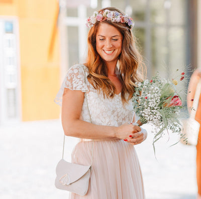 Verspielter Sommerlook mit farbigem Kleid