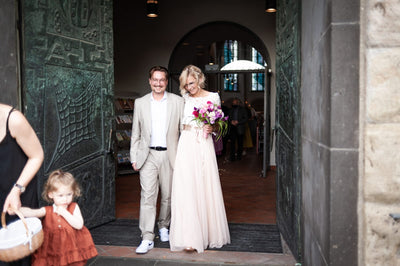 Brautkleid aus Spitzentop mit Botanikspitze und Tüllrock in Blush Rosa