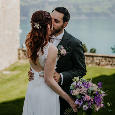 Rückenfreies Brautkleid zur Sommerhochzeit von Nina