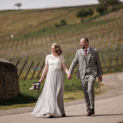 Wundervolle Landhochzeit mit farbigem Rock von Julia