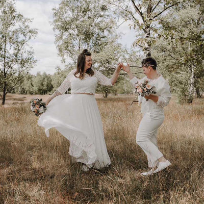 Regenbogenhochzeit mit zwei glücklichen nonibräuten