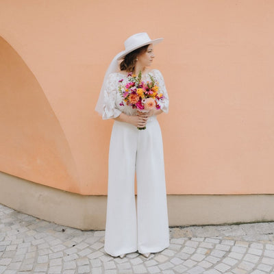 Moderner Standesamt-Look mit Brauthose und Hut