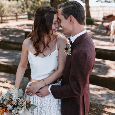 Sommerhochzeit mit Seidenträgertop und blush farbenem Blütenrock