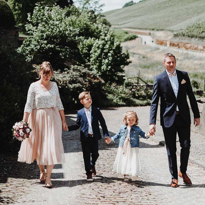 Familienhochzeit zu viert mit abgestimmten Outfits