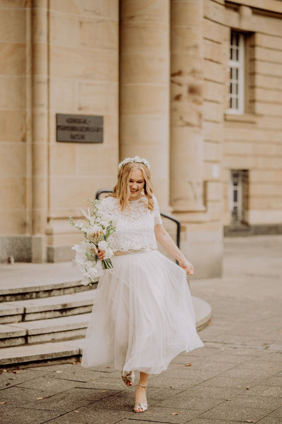 Hochzeitsoutfit von Katharina mit goldenen Akzenten