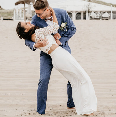 Strandhochzeit im legeren Hosen-Look