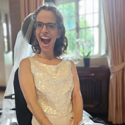 Unvergessliche Traumhochzeit im Rollstuhl: Kathrins maßgeschneidertes Brautkleid