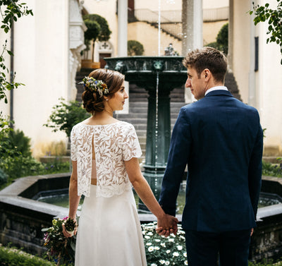 Sommerhochzeit mit Jäckchen aus Blätterspitze