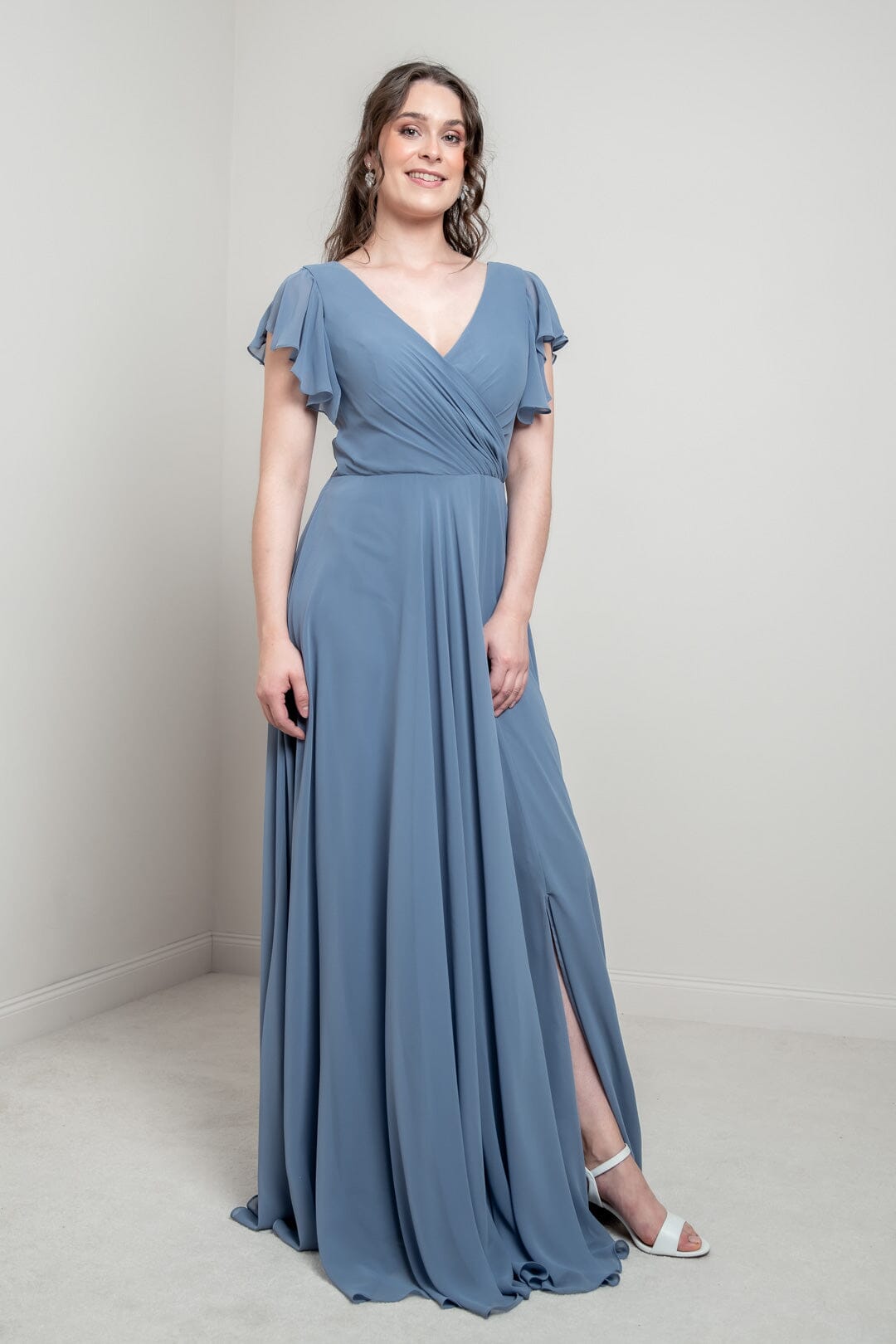 Abendkleid in Dusty Blue mit Flügelärmeln | Glam & Grace