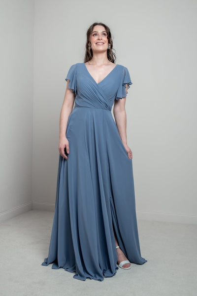 Abendkleid in Dusty Blue mit Flügelärmeln | Glam & Grace