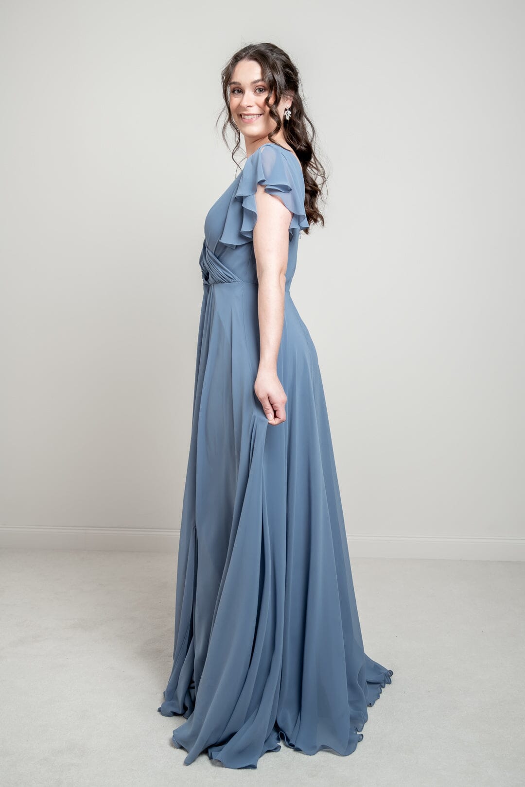 Abendkleid in Dusty Blue mit Flügelärmeln | Glam & Grace