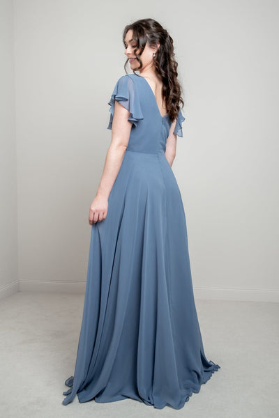 Abendkleid in Dusty Blue mit Flügelärmeln | Glam & Grace