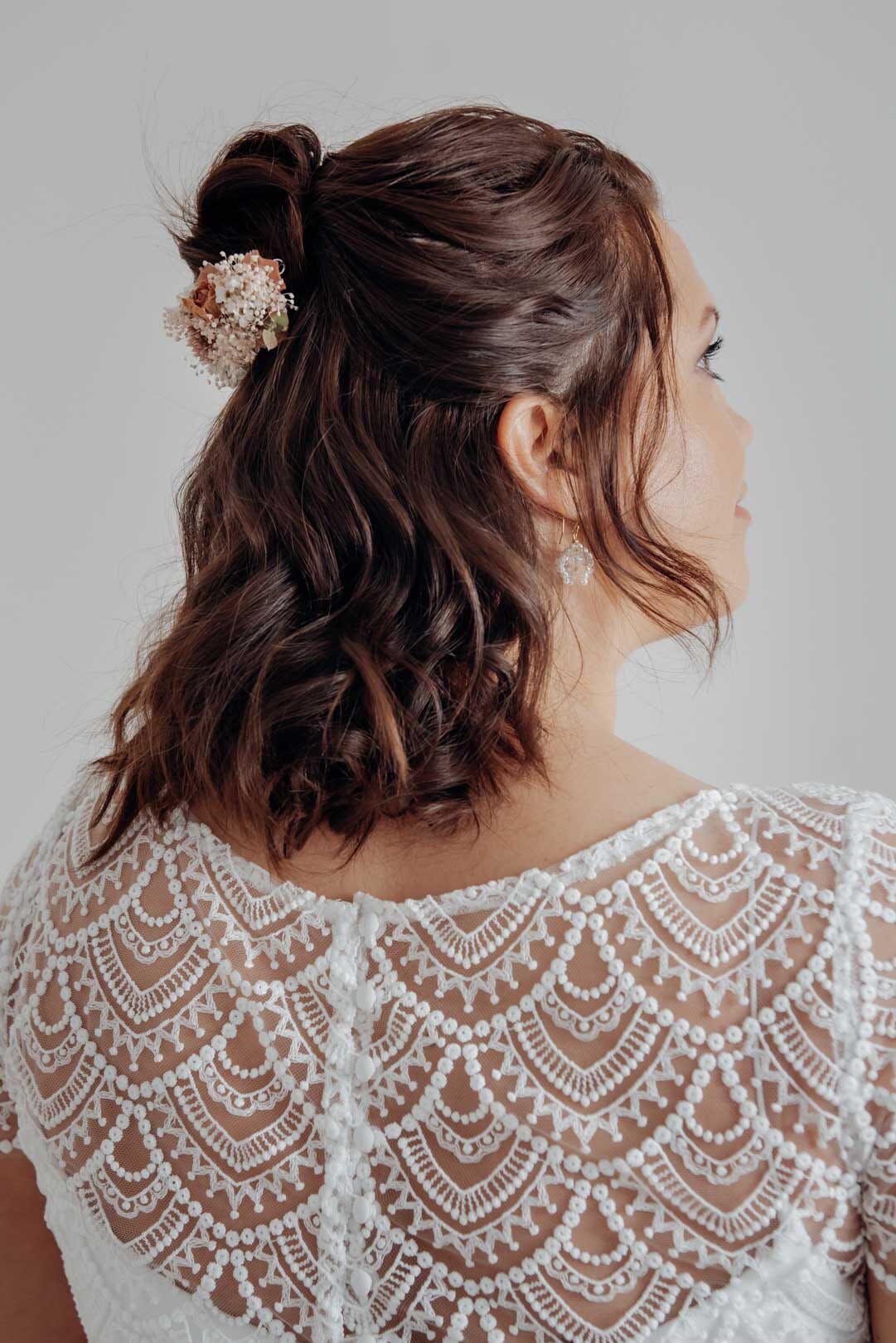 Boho-Headpiece mit Blüten und Trockenpflanzen