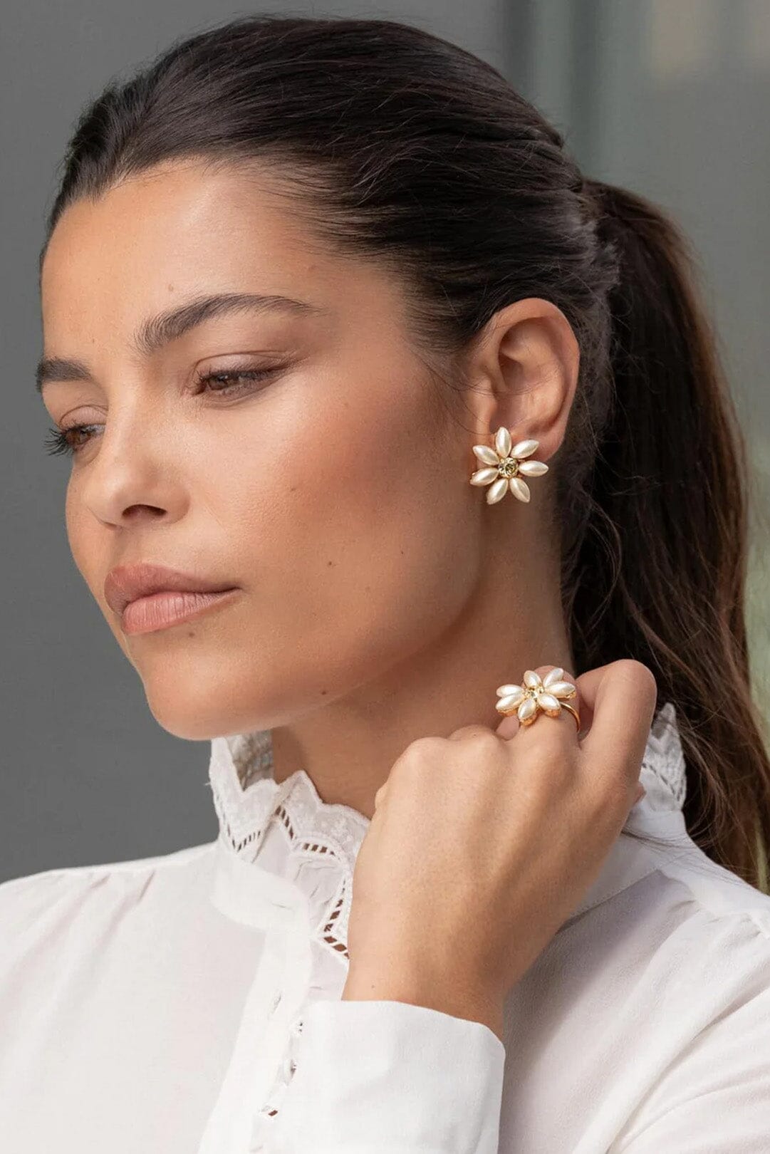 Bridal stud earrings in flower shape - Victoire Studio Paris