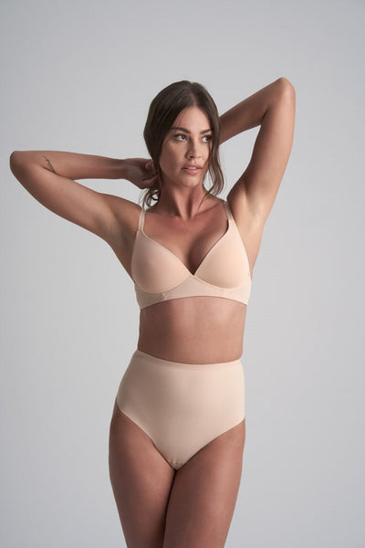 Figurformender Mid-Waist Tanga in Beige – Bye Bra