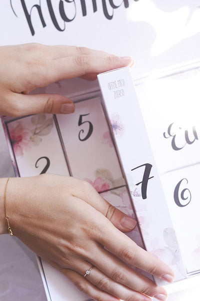 Hochzeits-Countdown-Kalender™ mit Gold-Armband und Schlafmaske