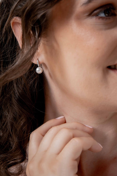 Kleine Ohrhänger mit Strass und Schmuckperle