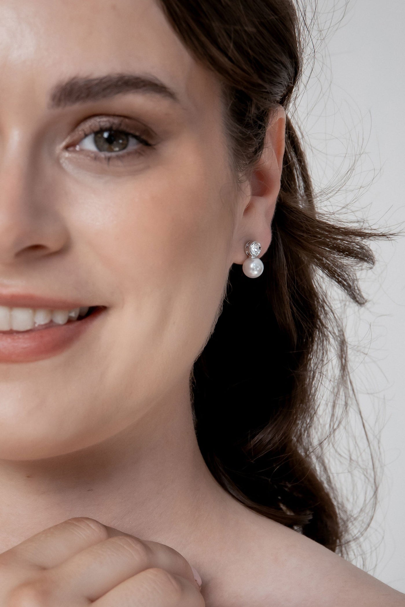 Kleine Perl-Ohrstecker mit Strass