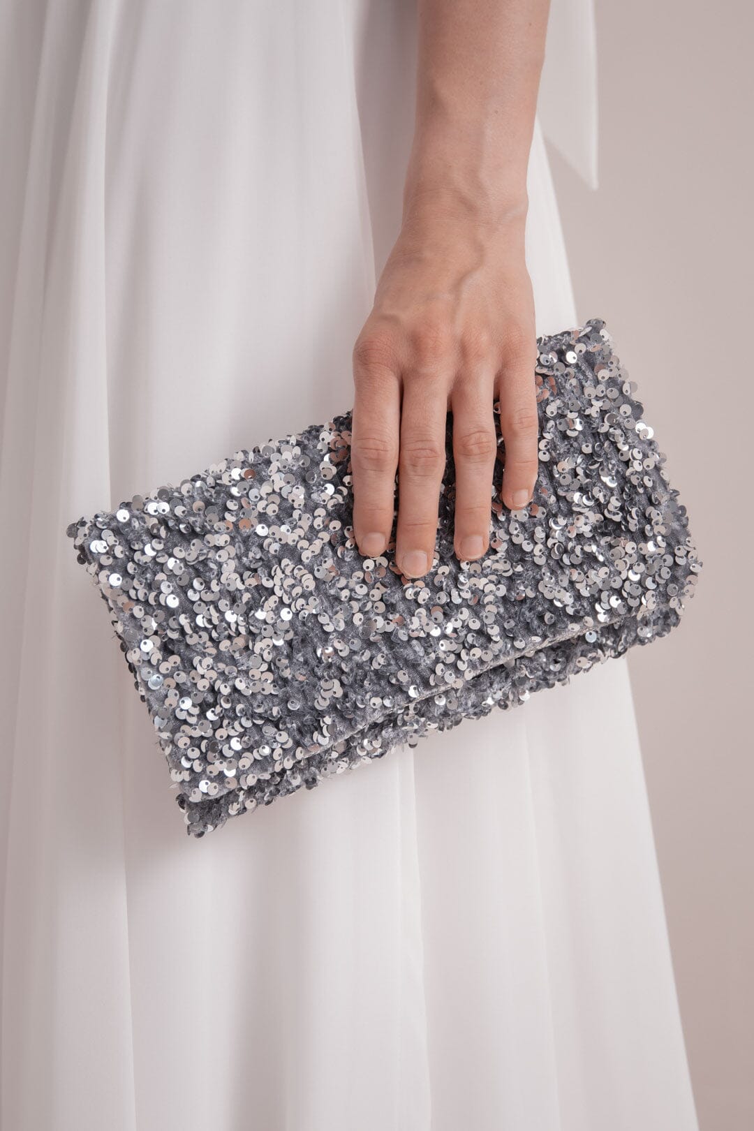 Kleine silberfarbene Clutch mit Pailletten – Abro