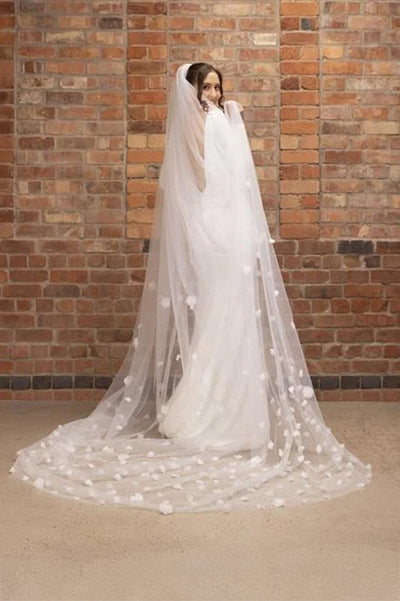 Langer Schleier mit Blüten | The Perfect Bridal Company