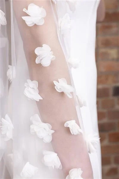 Langer Schleier mit Blüten | The Perfect Bridal Company