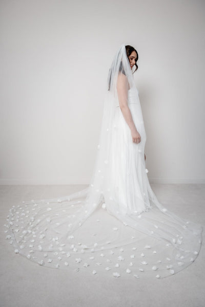 Langer Schleier mit Blüten | The Perfect Bridal Company