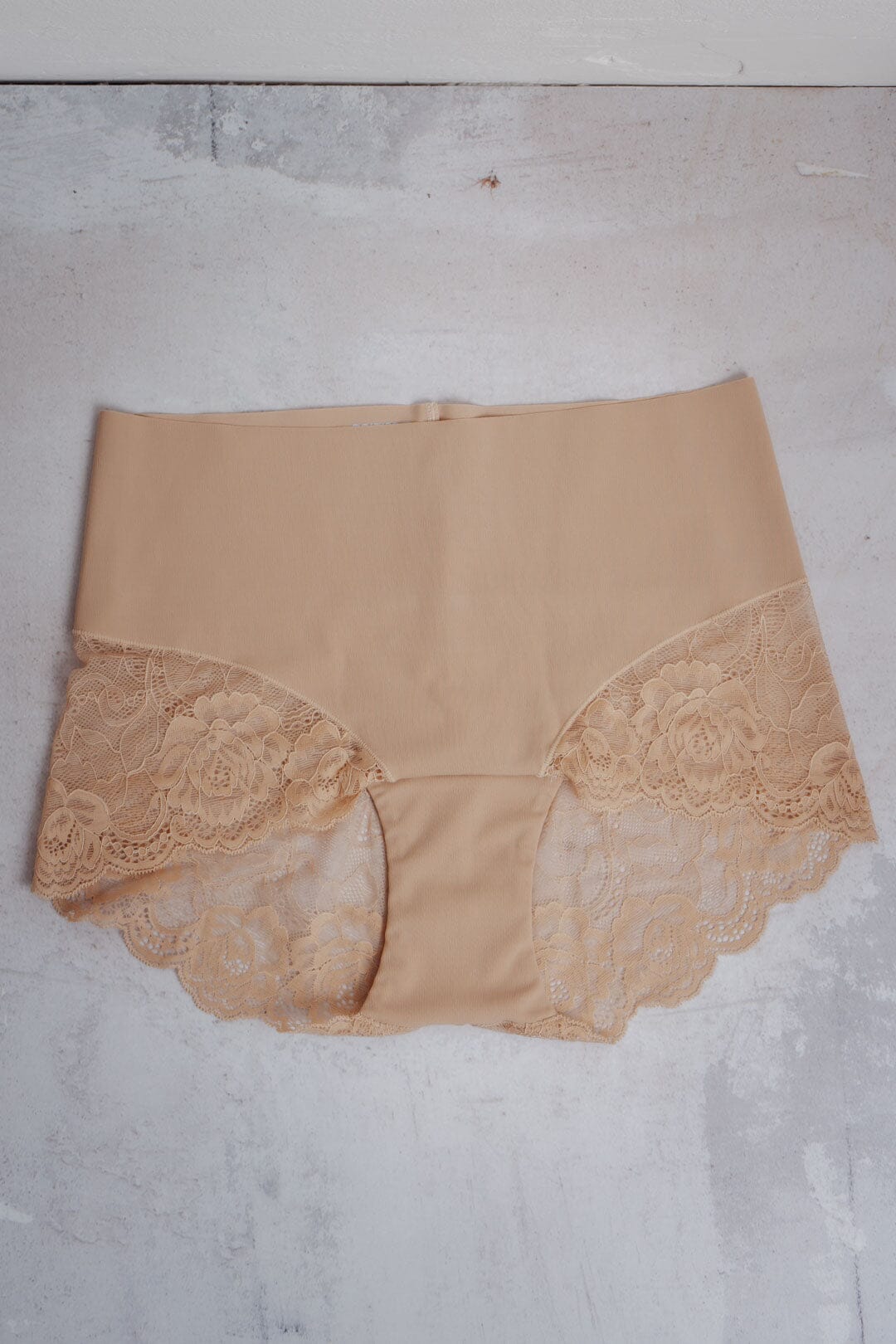 Figurformende Mid-Waist Spitzenshorts in Nude