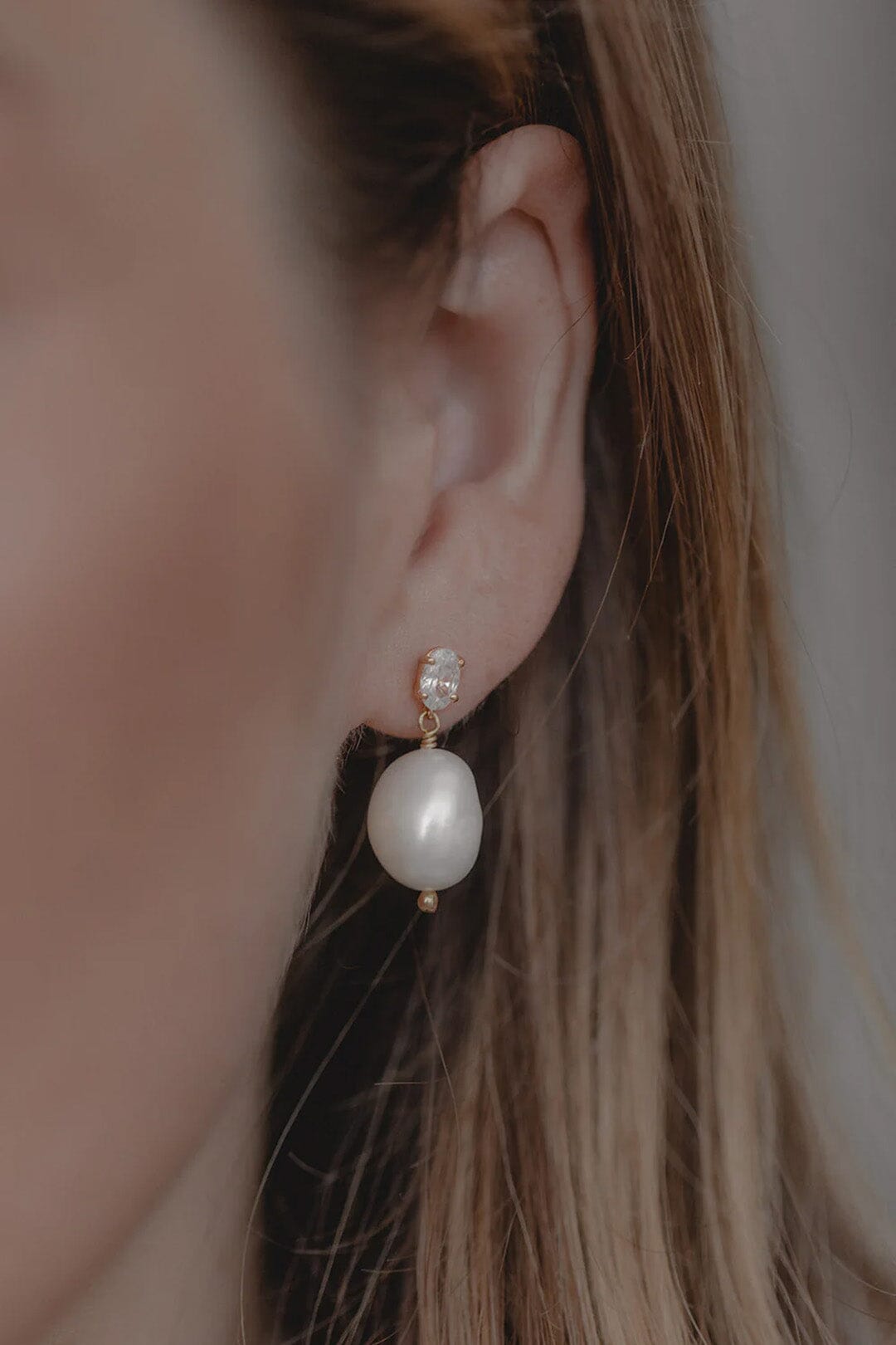 Oval crystal studs with pearl pendants - Joelle