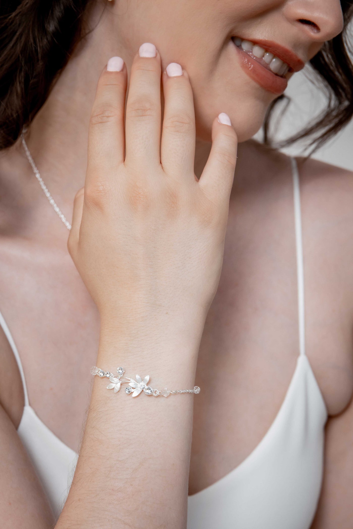 Silbernes Armband mit Blätterdetails und Strass
