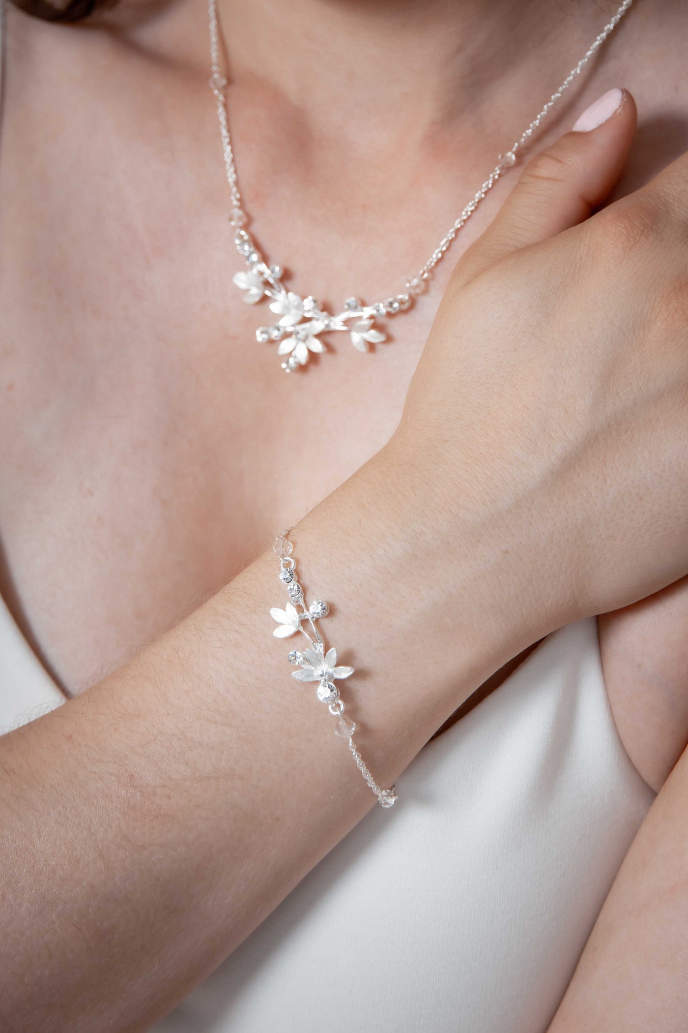 Silbernes Armband mit Blätterdetails und Strass