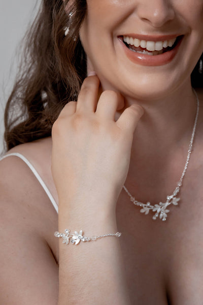 Silbernes Armband mit Blätterdetails und Strass