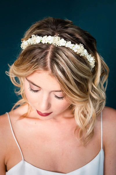 Delicate floral wreath with baby's breath and flowers in beige and ivory