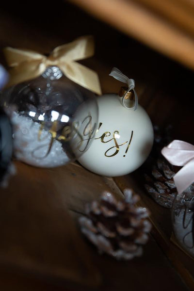 Christbaumkugel, Weihnachtsdeko zur Hochzeit "Yes!" in verschiedenen Farben mit Tannenzapfen-Dekoration