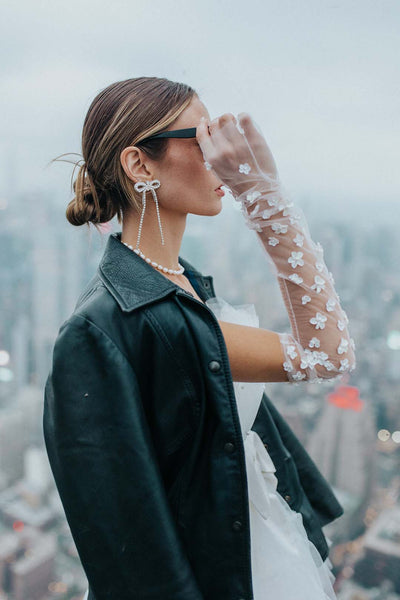 Lange Strass-Ohrhänger im Schleifen-Design