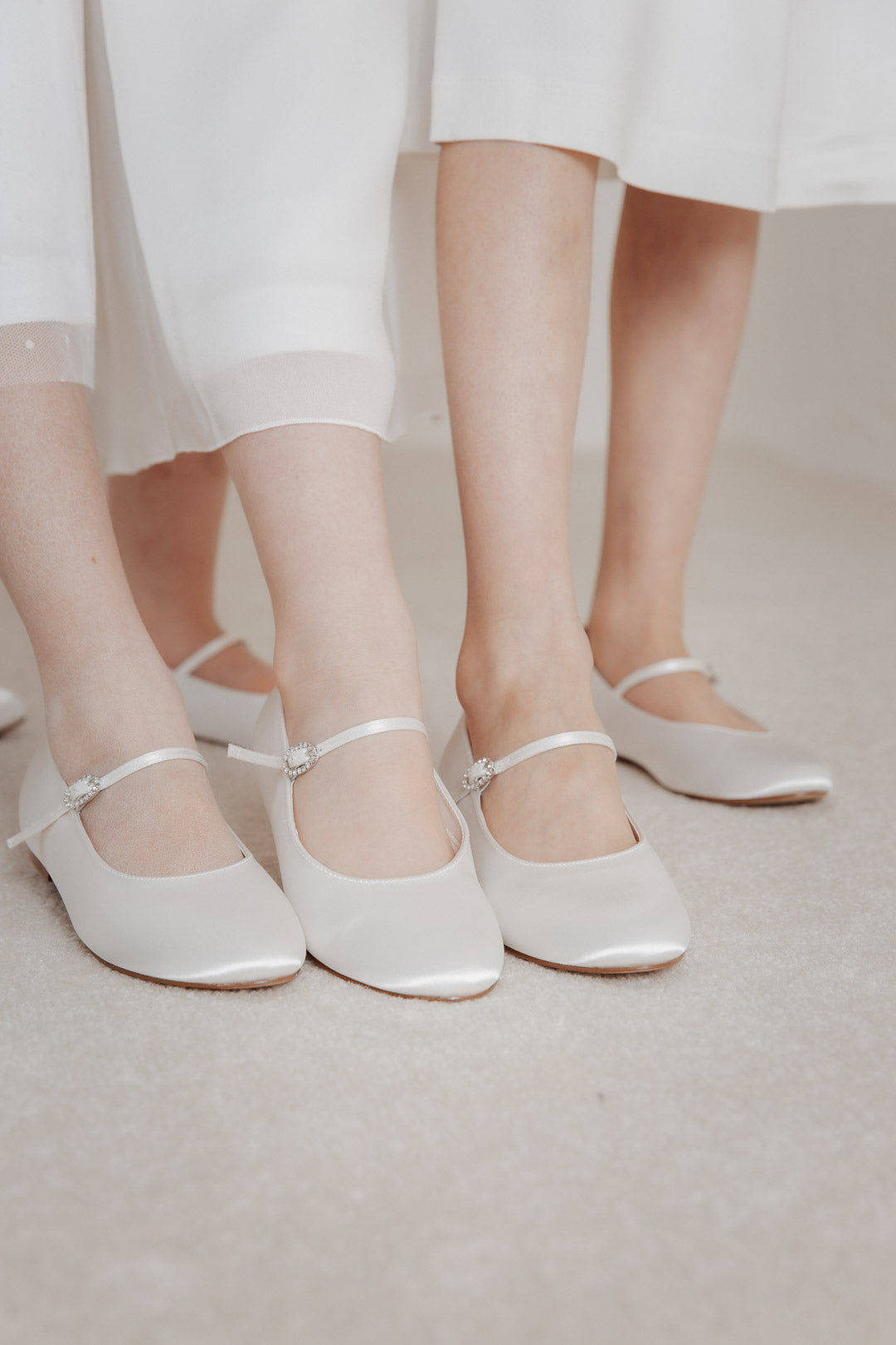 Mädchenballerinas mit Glitzerschnalle – Binx Ivory Satin