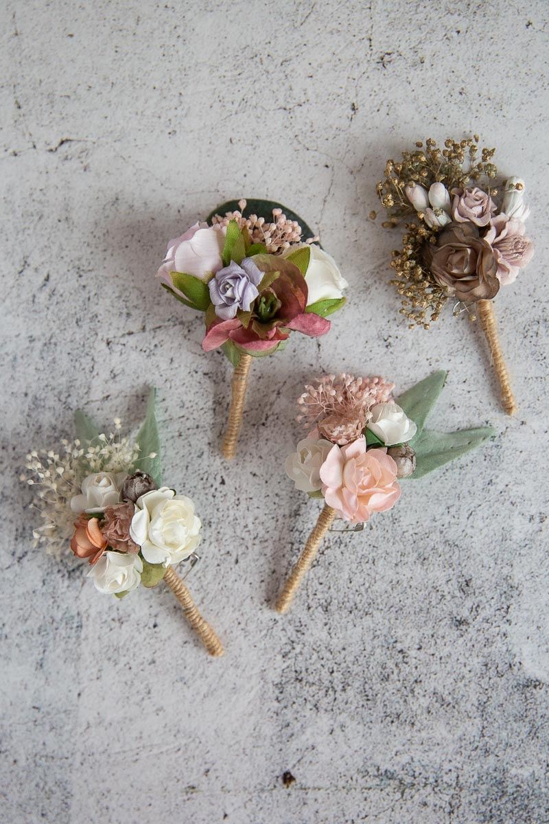 Ansteckblumen mit bunten Stoffblüten