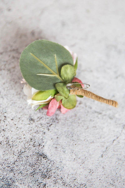 Ansteckblume mit bunten Stoffblüten