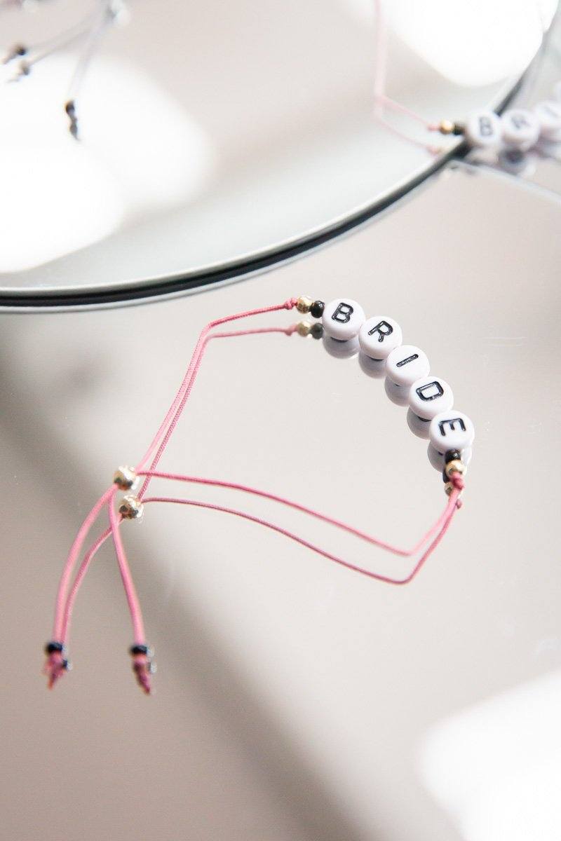 Armband mit Buchstaben in Pink - "Bride"