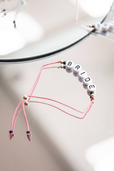 Armband mit Buchstaben in Pink - "Bride"