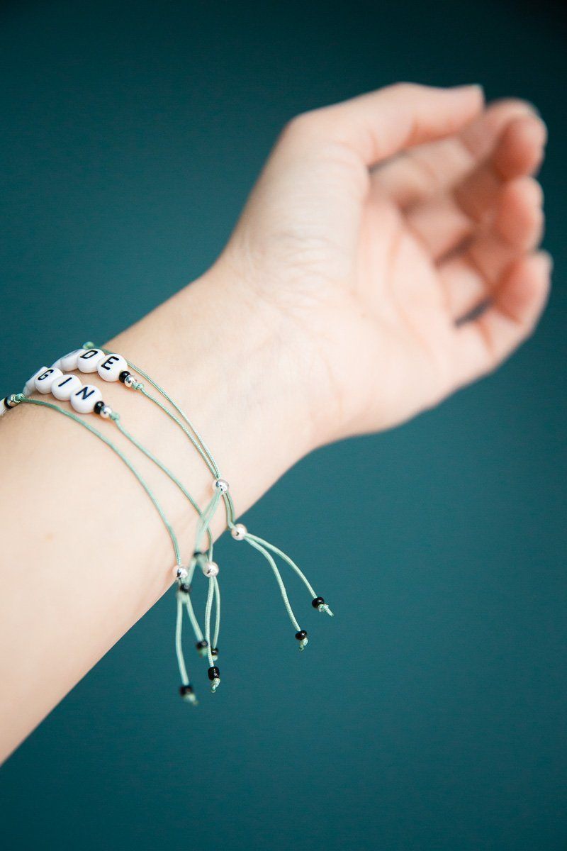 Armbänder mit Buchstaben in Mint - "Bride", "Braut", "Trauzeugin", "Team Bride", Rückseite an Handgelenk