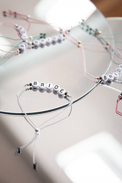 Armband mit Buchstaben in verschiedenen Farben - "Bride"