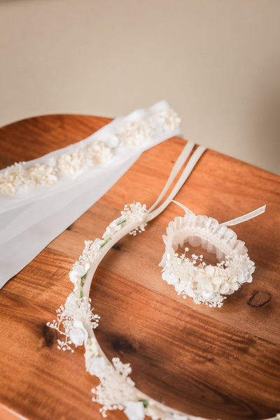 Armband mit Textilblüten in Ivory und echtem Schleierkraut